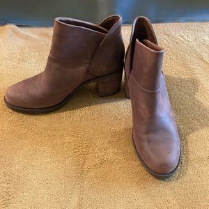 Clark’s NWT Malvet Helen Leather Booties - 6.5
